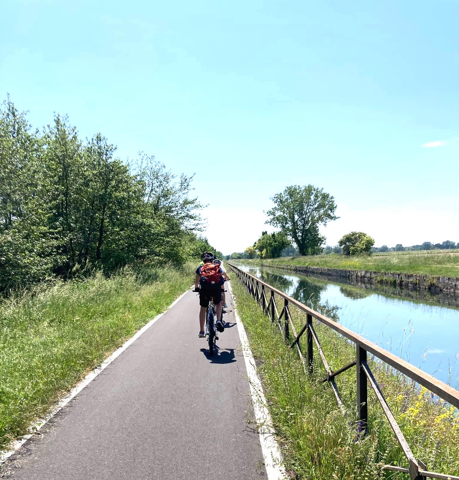Pista ciclabile lungo il Naviglio, il lato tranquillo del quartiere