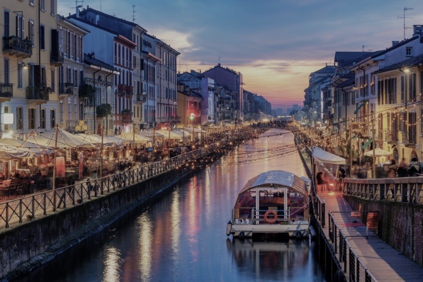 I Navigli illuminati la sera, il lato vivace del quartiere
