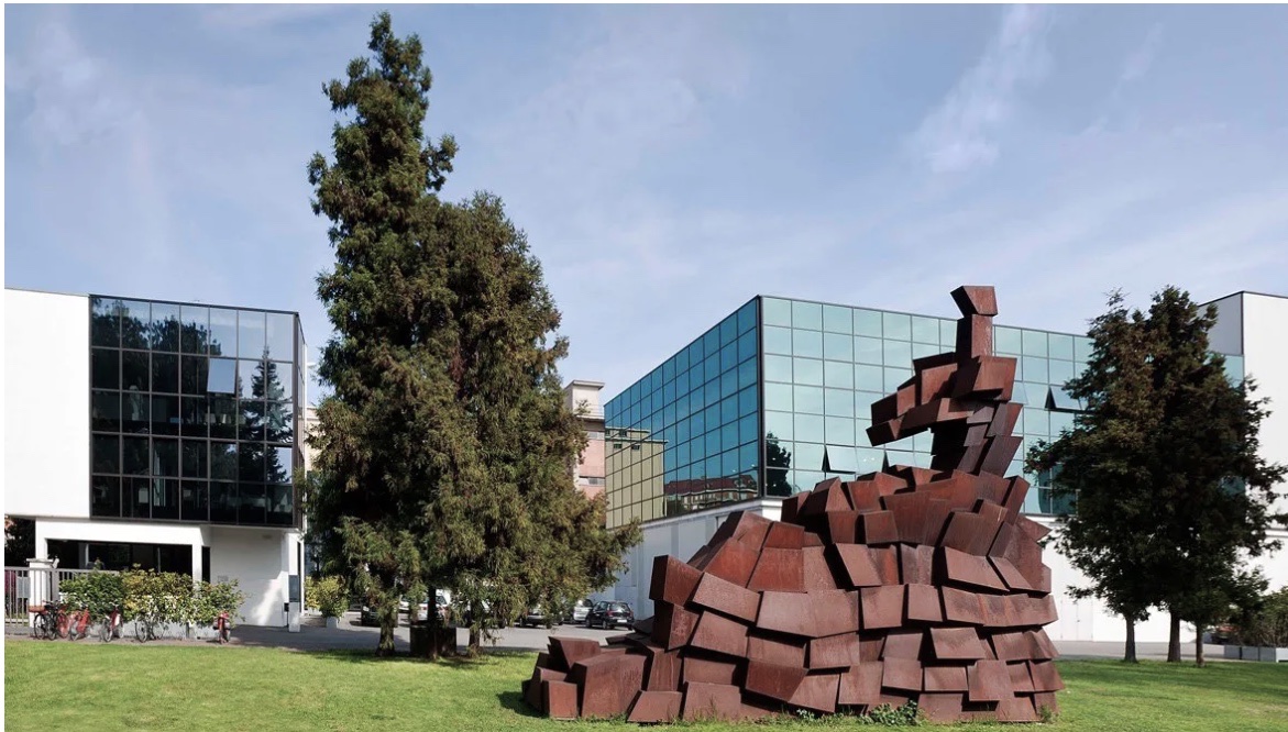 Edificio con scultura nel Tortona Design District